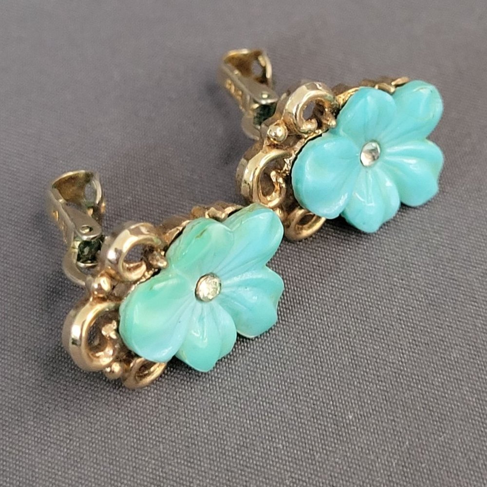 Crown Trifari Gold Tone Molded Glass Flower Brooch and Earrings Set A Philippe - Picture 8 of 13